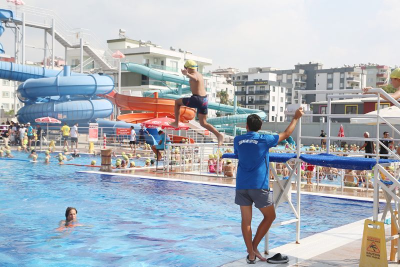 Erdemli�de �ocuklar y�zme kursuna ak�n etti...