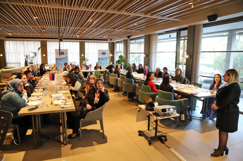 Kad�n �ift�iler, s�rd�r�lebilir gelecek i�in bulu�tu