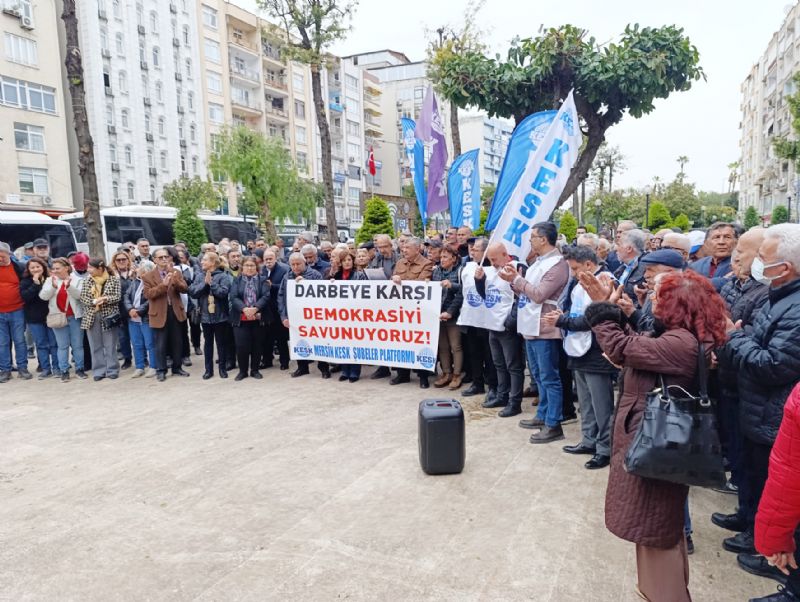 Darbeye kar demokrasiyi savunuyoruz...
