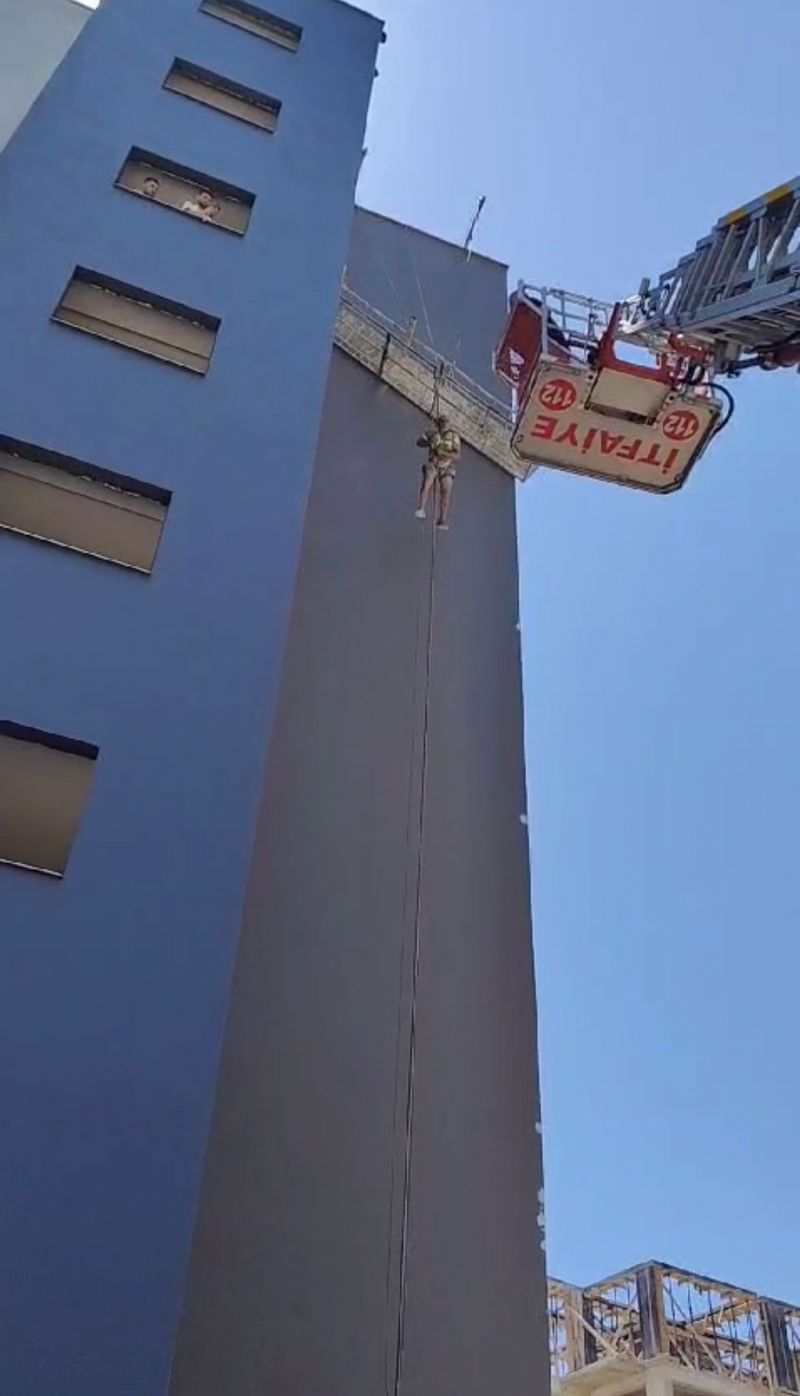 Halat� kopan iskelede as�l� kalan i��i kurtar�ld�...