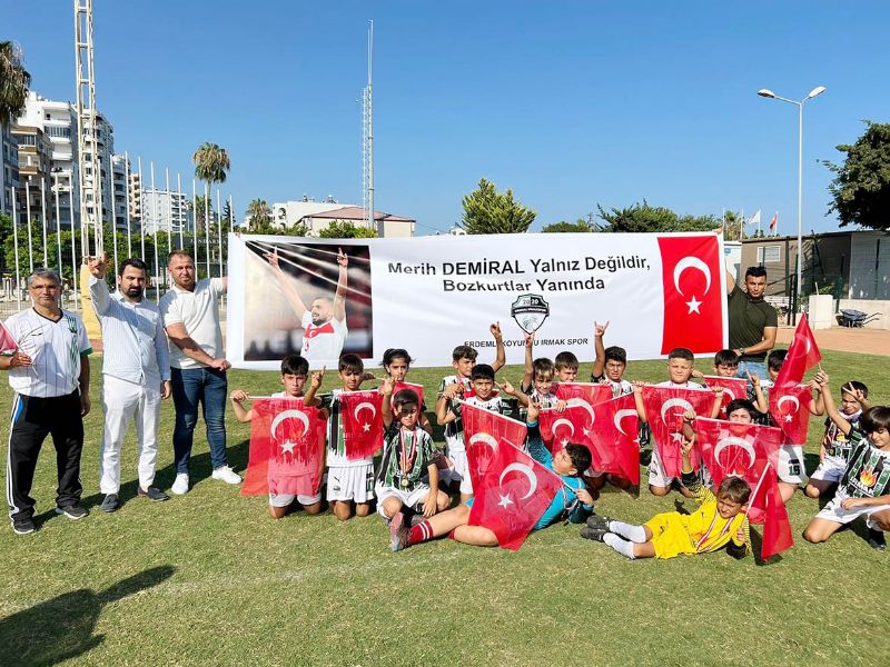 Mersinli minik futbolculardan, Merih Demiral�a destek...
