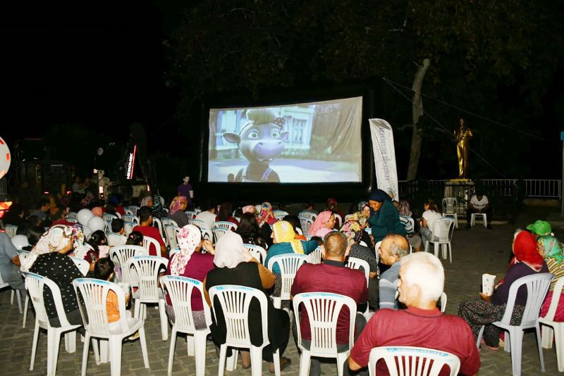Yeniehirde her gn  bir krsal mahallede  film gsterimi var...