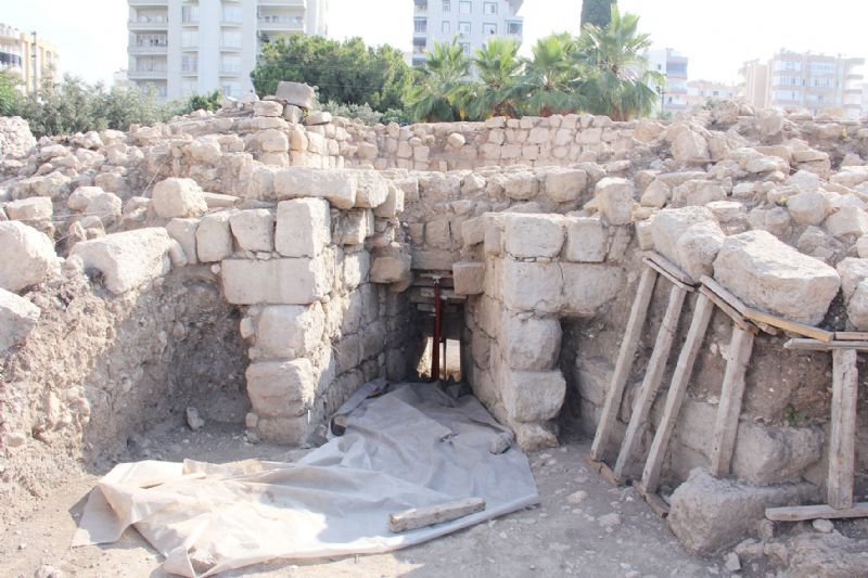 Aratos�un mezar� kaz�lar� turizm malzemesi mi?...