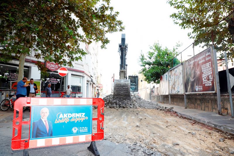 Akdenizde mr tamamlanan parke talarnn yerini asfalt alyor...