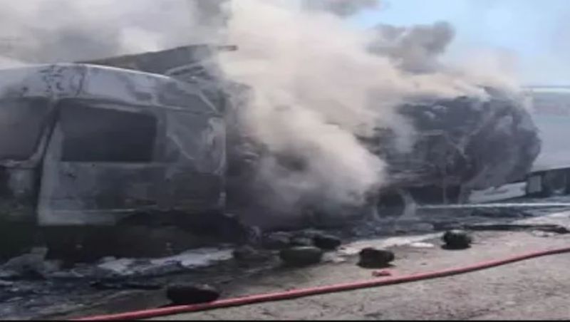 Mersin’de seyir halindeki TIR yand�...