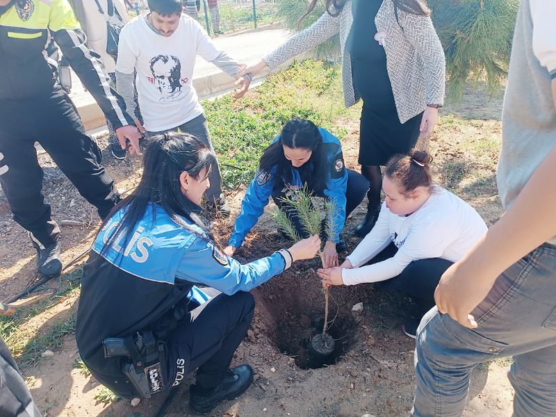 Mersin polisi zel ocuklarn yannda...