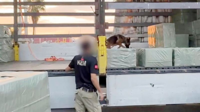 Mersin�de 15 ton ka�ak sigara k���d� ele ge�irildi...