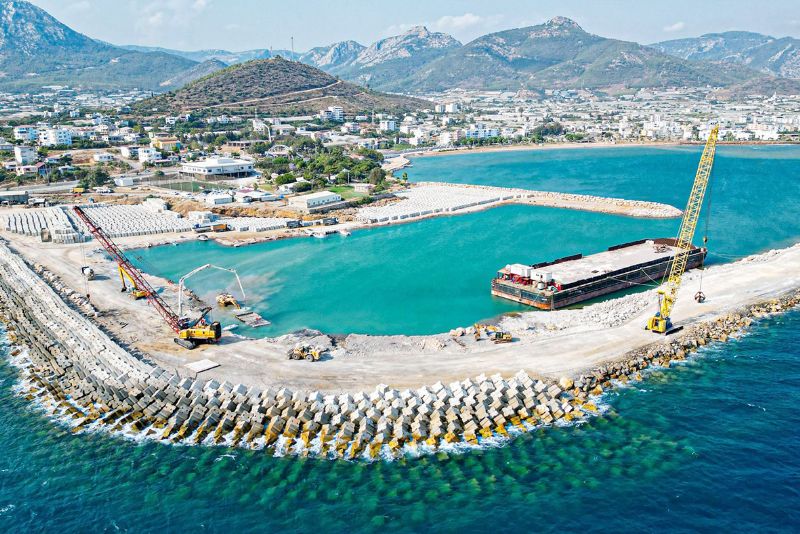 Ayd�nc�k�ta Yat Liman� in�aat� sahili kullan�lamaz hale getirdi...