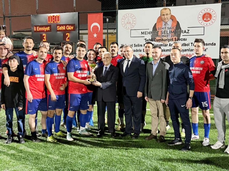 Askerleri yenen emniyetiler ampiyon oldu...