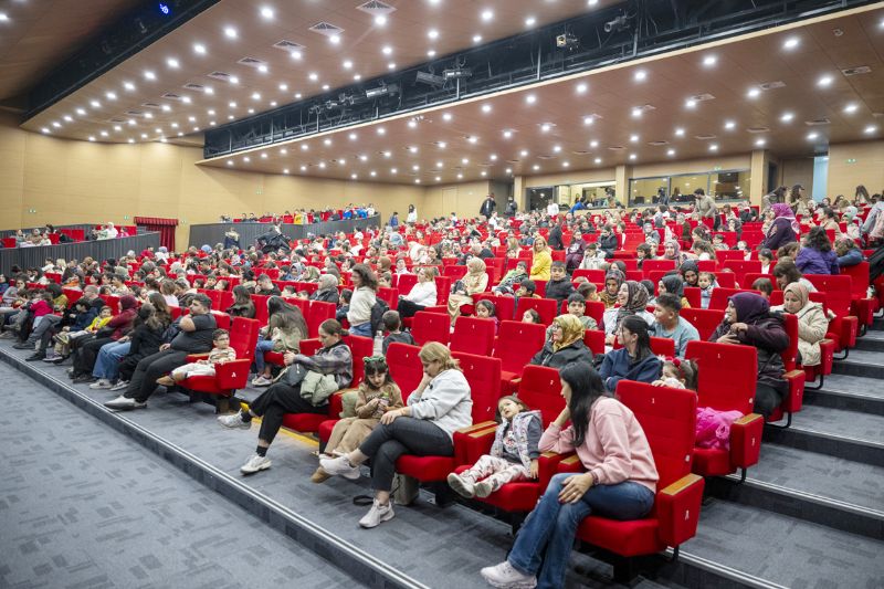 �ocuklar �cretsiz tiyatro ile bulu�tu...