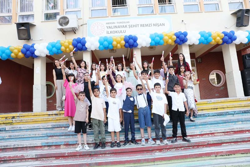 Yal�nayak �ehit Remzi Ni�an �lkokulu�nda mezuniyet co�kusu 