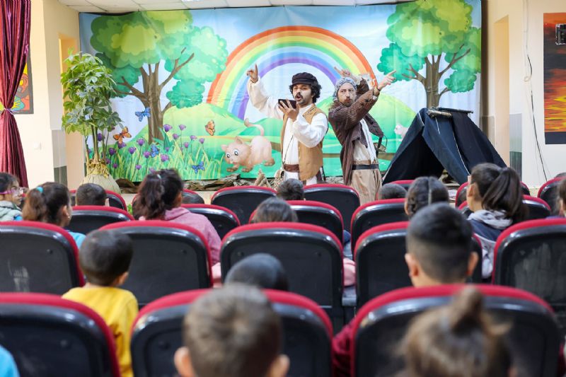 Tarsusta ocuklar tiyatro ile bulumaya devam ediyor...