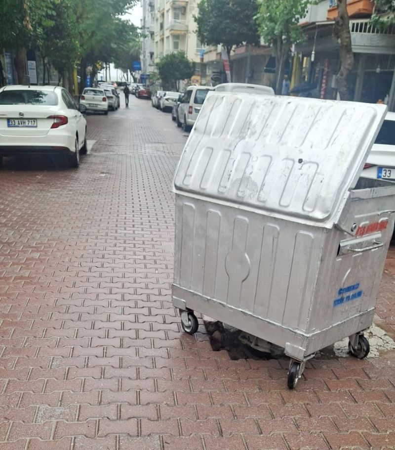 Yeni�ehir�de okul �n�ndeki yol ��kt�