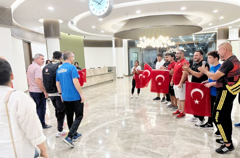 Milli gururumuz Muhammet At�c� yurda d�nd�...