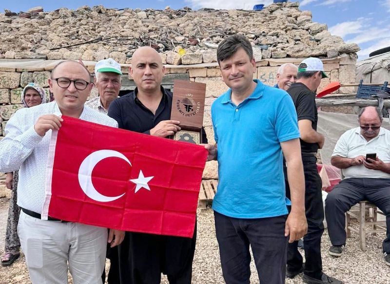 Oyuncular� tebrik ederken  kalp krizi ge�irdi...