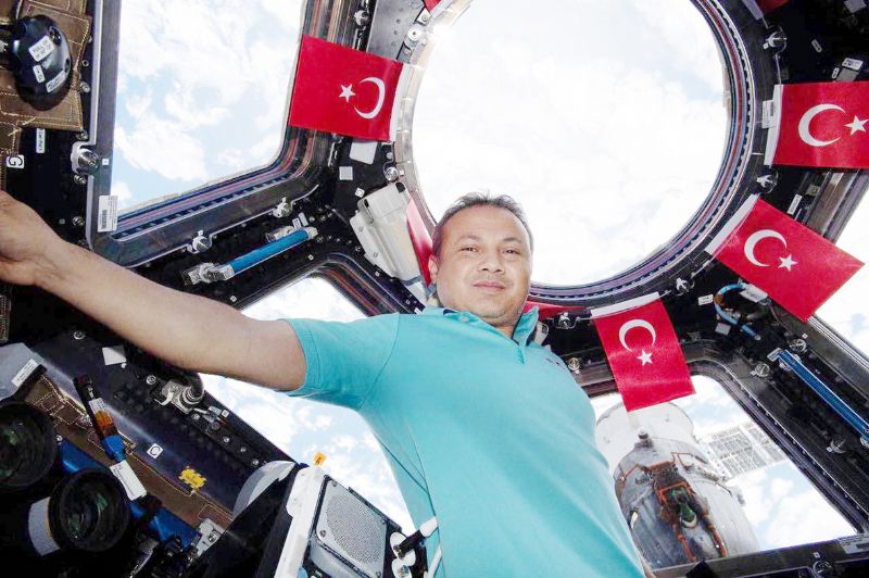 Uzaydaki Mersinli Alper Gezeravc  ailesini zledi...