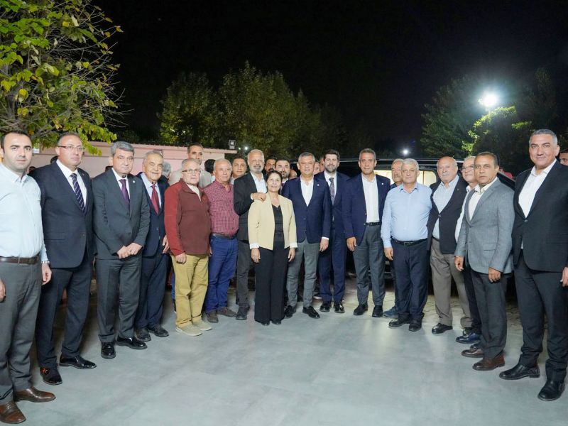 �zg�r �zel, Tarsus�ta Musa Ceylan�a parti rozetini takt�