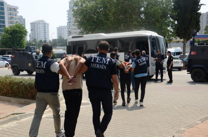 Ter�r halay� �eken grup Emniyet’te...