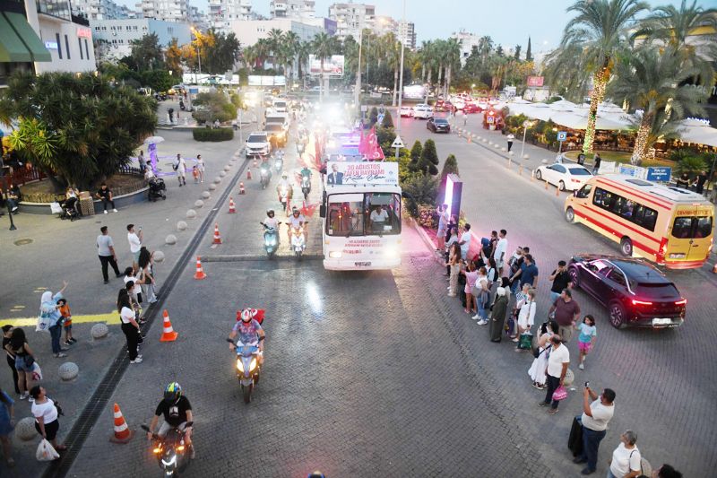 Yeni�ehir�de bayram co�kusu  sokaklara ta�t�...