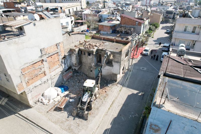 Akdeniz�de metruk binalar y�k�l�yor