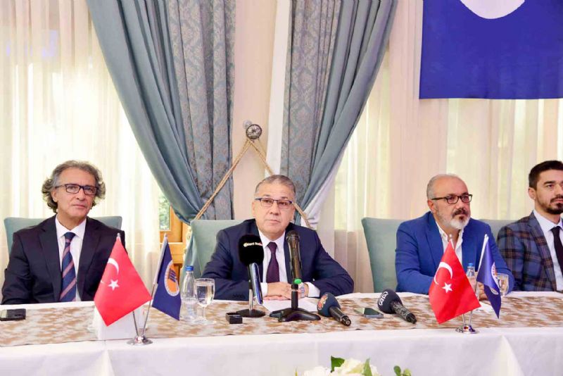 Rektr Yaar,  topu nceki dneme att...