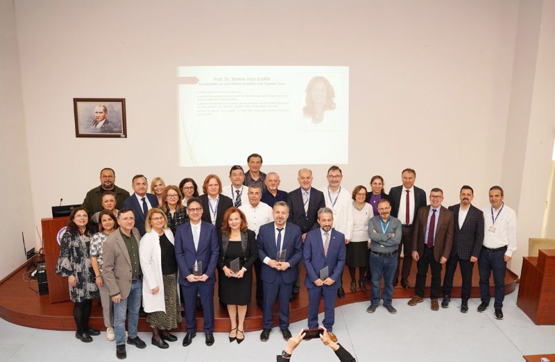 Emekli olan akademisyenler trenle uurland...