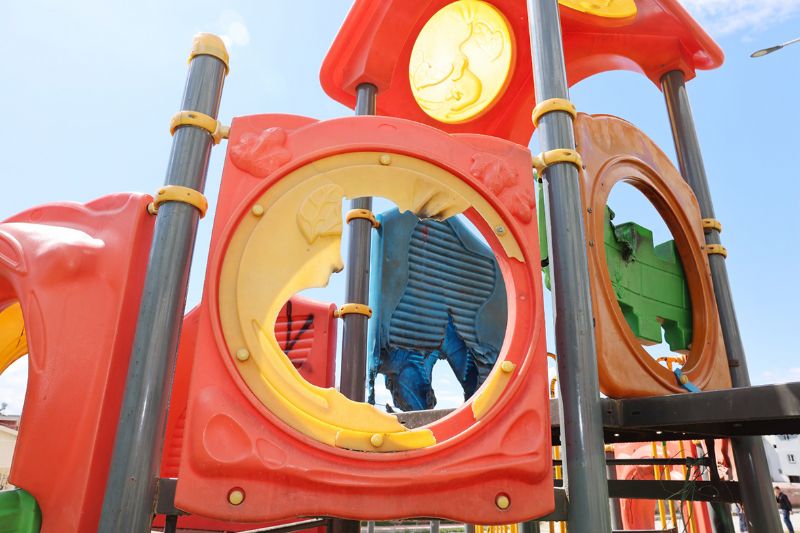 �ocuk Park�na �irkin sald�r�:  oyun gruplar� ate�e verildi...