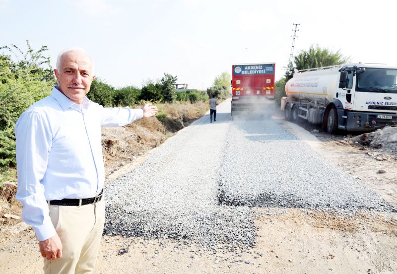 Karacilyas bahe yollarnda  sathi kaplama yaplyor...