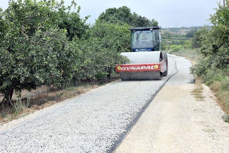 Akdeniz’de yollar asfaltlanyor ...