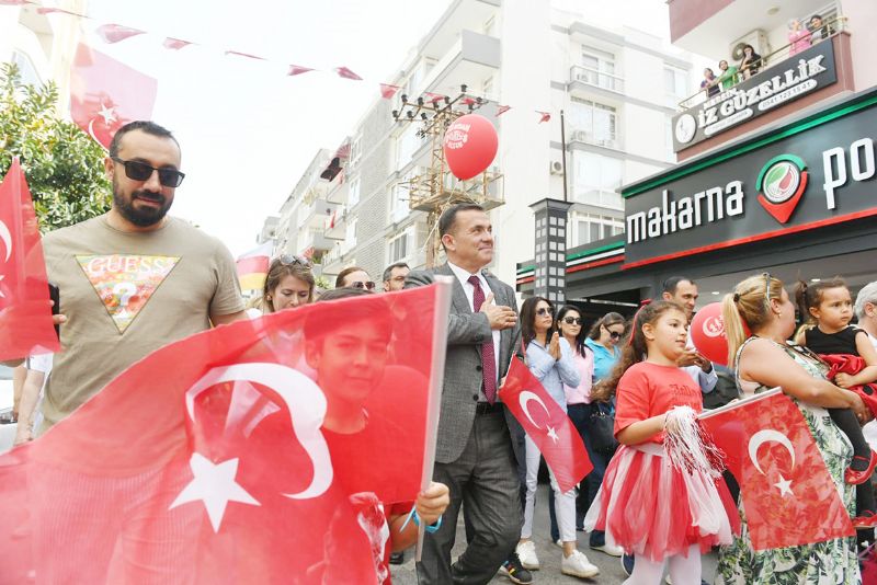 Dnya ocuklar 23 Nisan  Yeniehir sokaklarnda kutlad ...