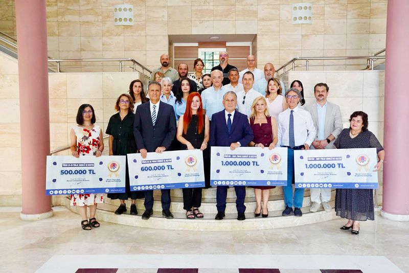 Projeleri kabul edilen akademisyenler �d�lllendirildi