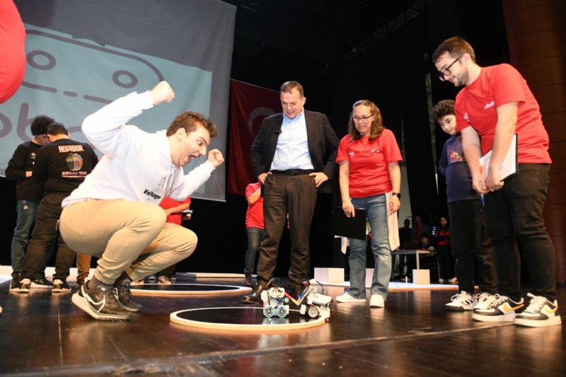 Mersinde 500 renci  robot yarmasnda bulutu...