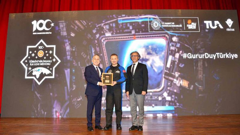 Astronot Gezeravc  MEܒde rencilerle bulutu...