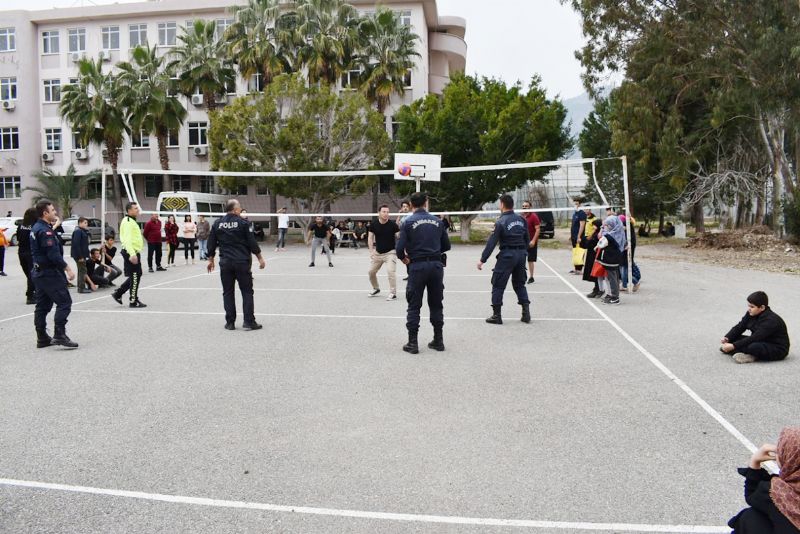 Polisler depremzedelerle voleybol oynad...
