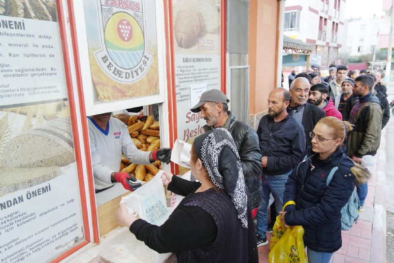 Tarsus Belediyesi  1 TLlik ekmek ile  vatandan yannda...