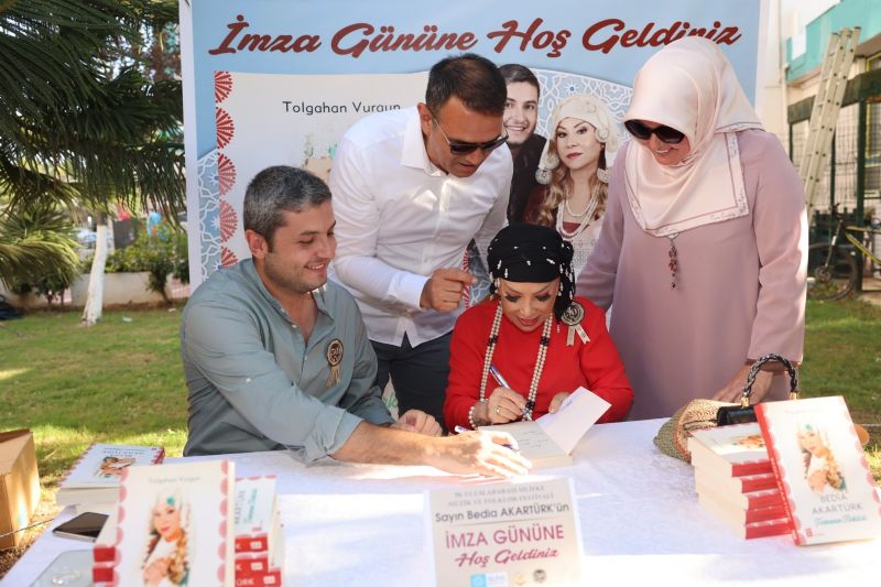 Bedia Akartrk hayranlar ile bulutu...