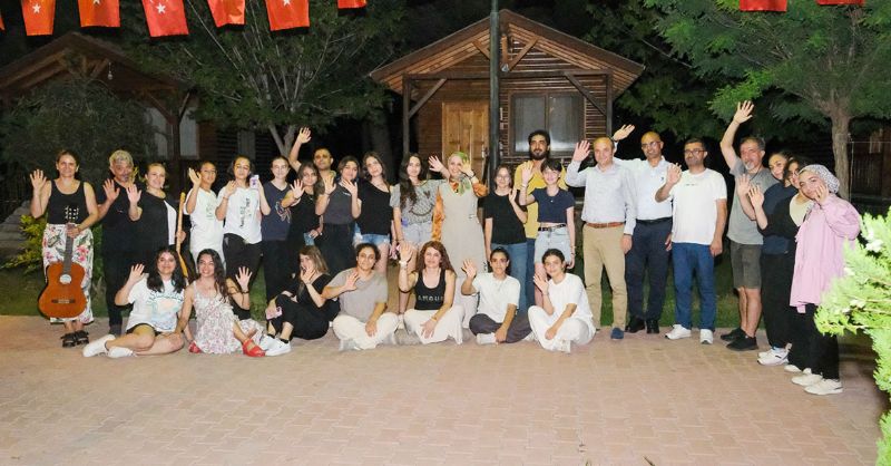 ��retmen ve ��renciler Tarsus Gen�lik Kamp��nda...