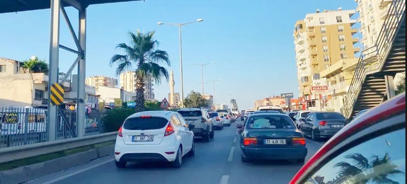 Tatilciler denize ak�n etti �ile yolu isyan ettirdi