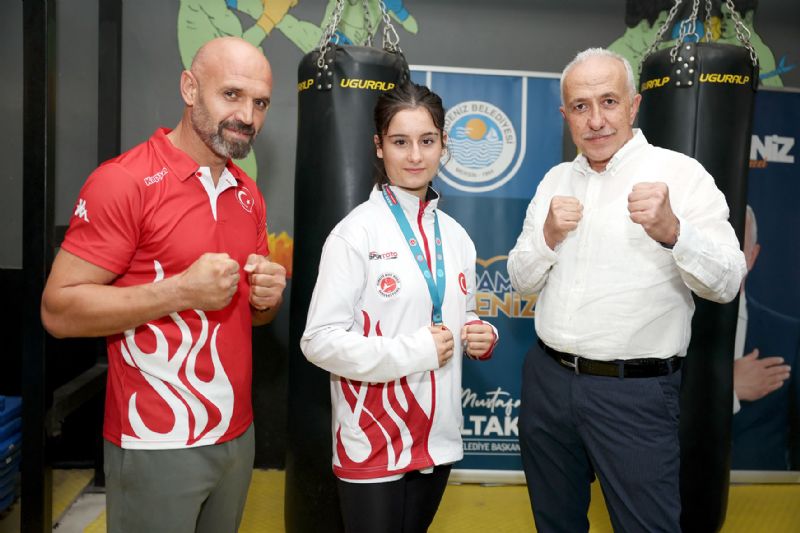 Bakan Gltak, Avrupa ampiyonu Hilali tebrik etti...