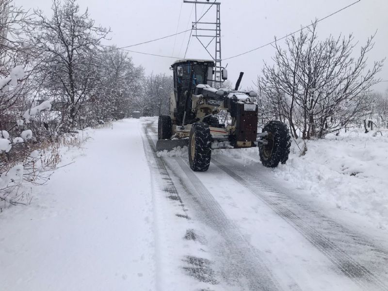 Toroslar�da karla m�cadele s�r�yor...