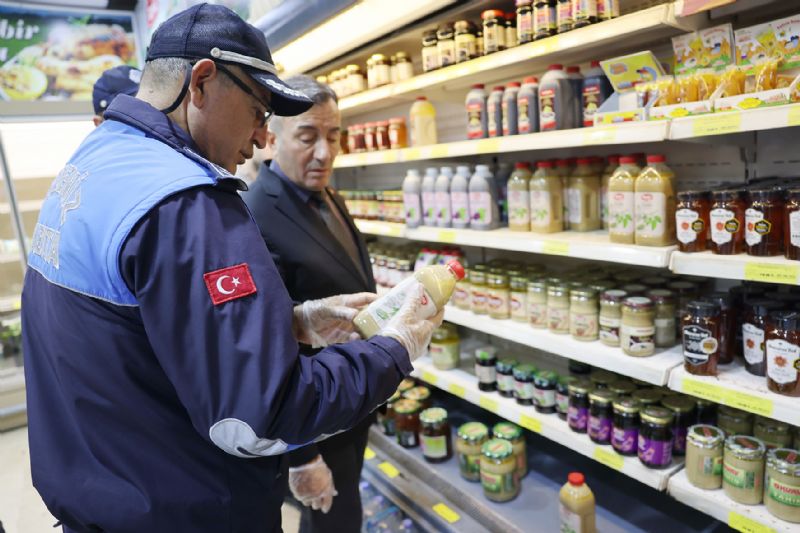 Zabta ekipleri zincir marketleri denetledi...