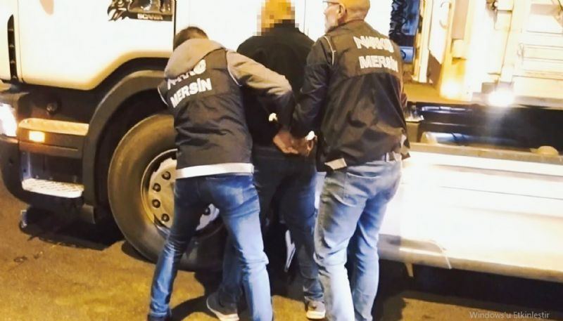 Mobilya kapaklarna kilolarca uyuturucu saklamlar...