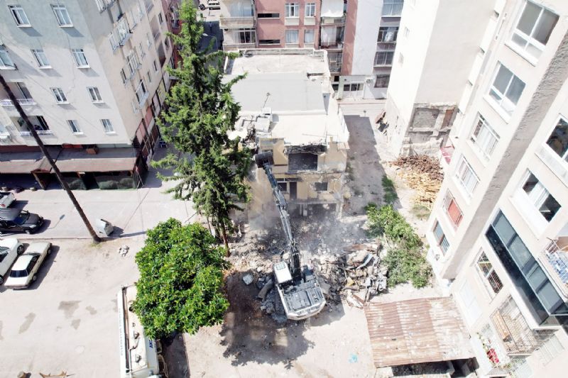 Akdeniz�de metruk binalarla m�cadele s�r�yor...