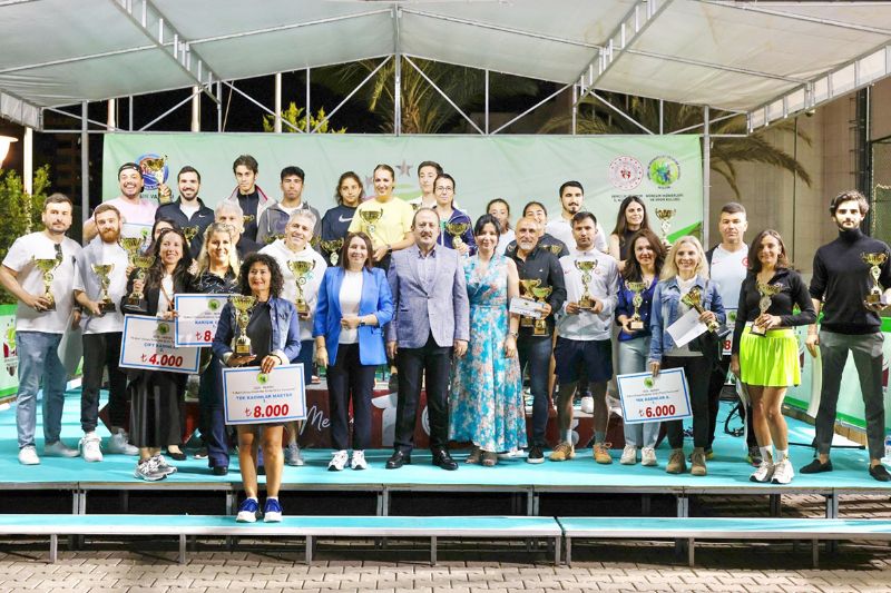 Tenis turnuvasnda dereceye girenler dllerini ald...