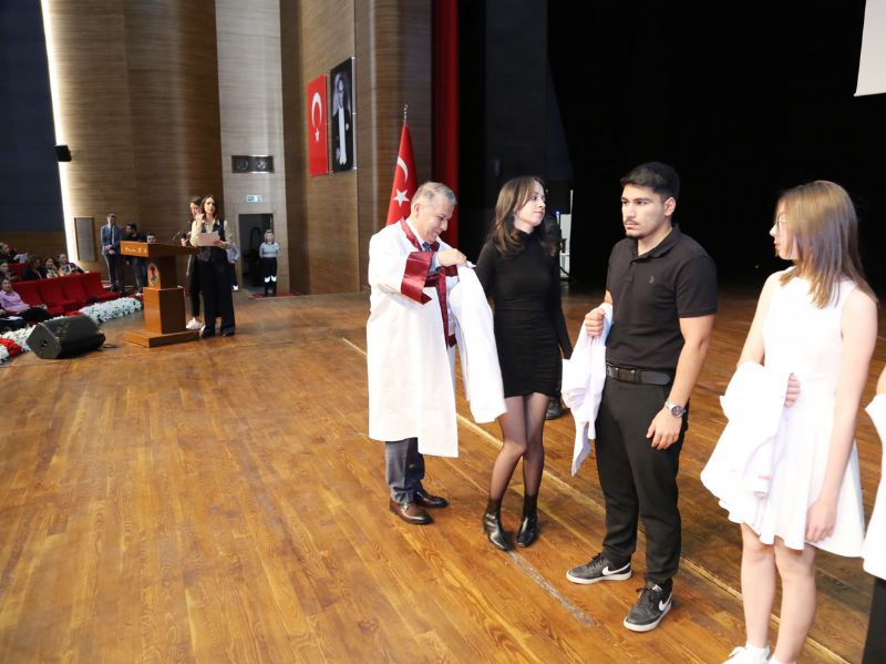Gelecein doktorlar beyaz nlk giydi...