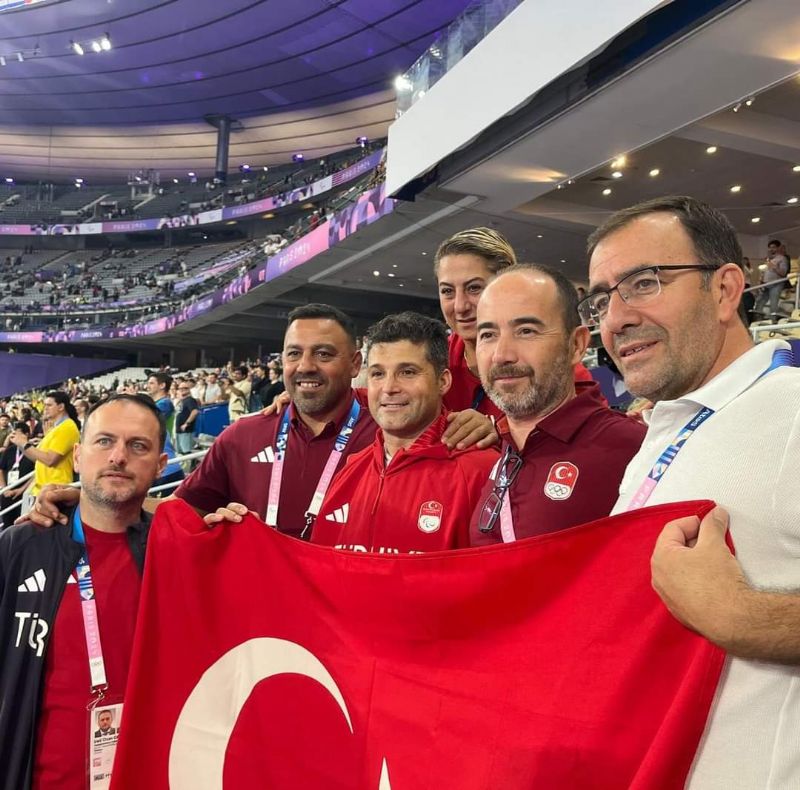 Mersin�li sporcu madalya ile d�n�yor...