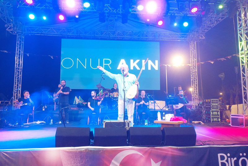 Derya Ulu ve Onur Akn  Mersinlilerle bulutu...