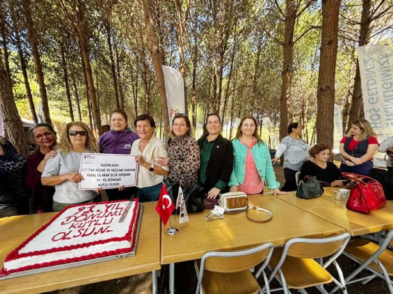 KA.DERden Mersinde  kadn muhtarlar iin kutlama...