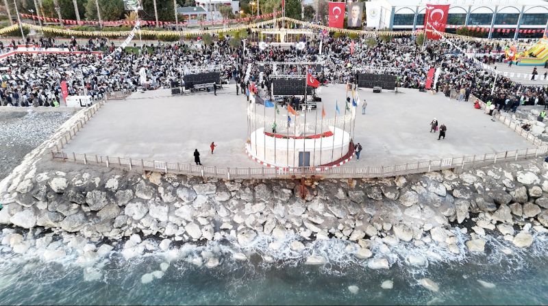 10 bin ki�i deniz kenar�nda iftarda bulu�tu