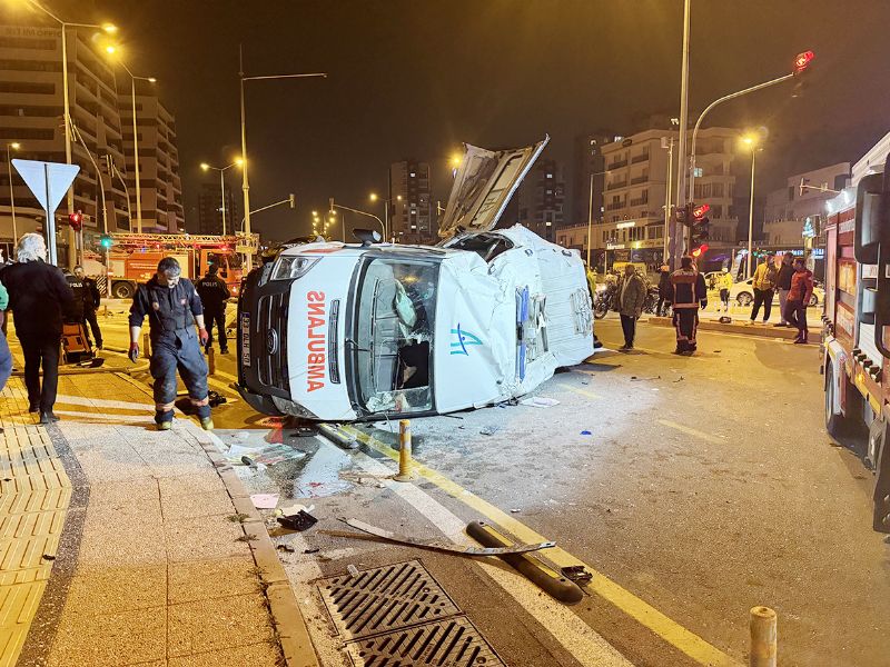 Ambulans ile otomobil  arpt...